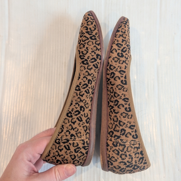 TOMS Women's Tan and Black Leopard Flats Size 6 - Picture 7 of 8